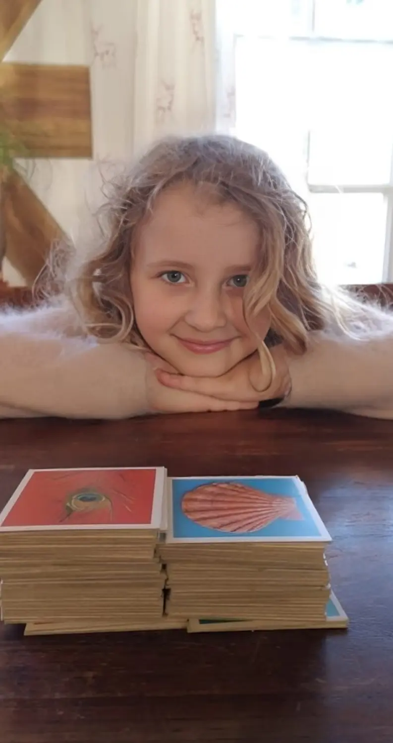 Praxis für Logopädie Marina Unger – glückliches kleines Mädchen im Therapieraum