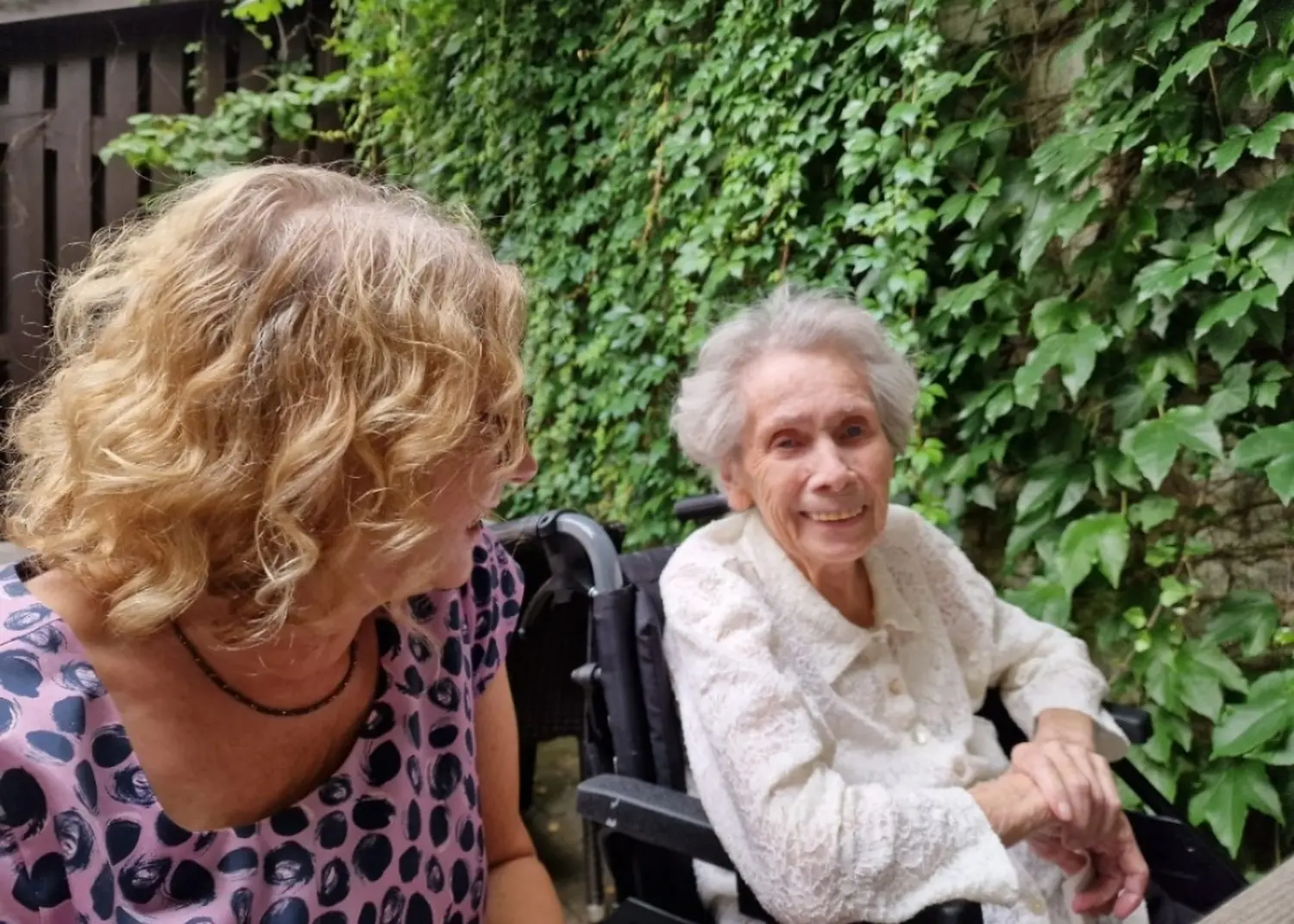 Zwei alte Frauen von Praxis für Logopädie Marina Unger