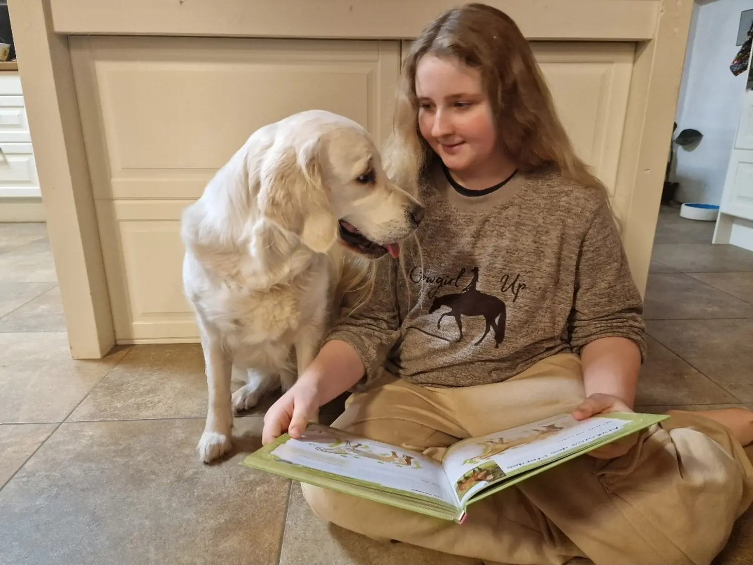 Praxis für Logopädie Marina Unger- Mädchen mit LRS-Lesebuch mit Therapiehund